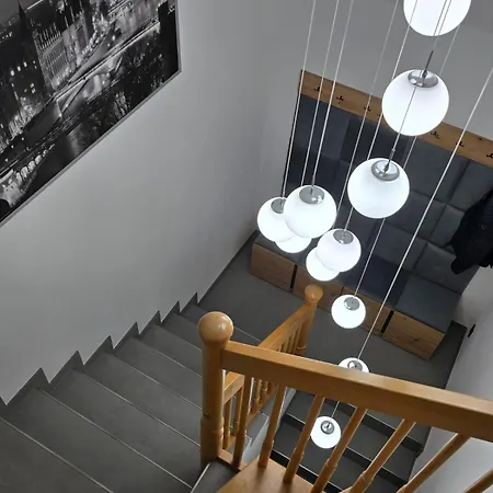 Frisch Renovierte, Gemuetliche 1 Zkb Dachgeschosswohnung شقة