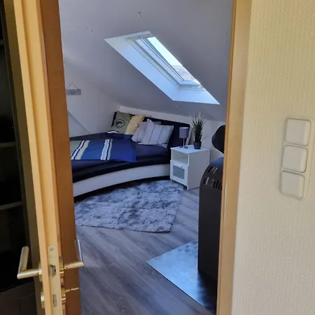 Frisch Renovierte, Gemuetliche 1 Zkb Dachgeschosswohnung *