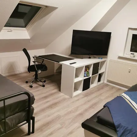 Frisch Renovierte, Gemuetliche 1 Zkb Dachgeschosswohnung *