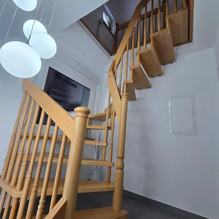 شقة Frisch Renovierte, Gemuetliche 1 Zkb Dachgeschosswohnung